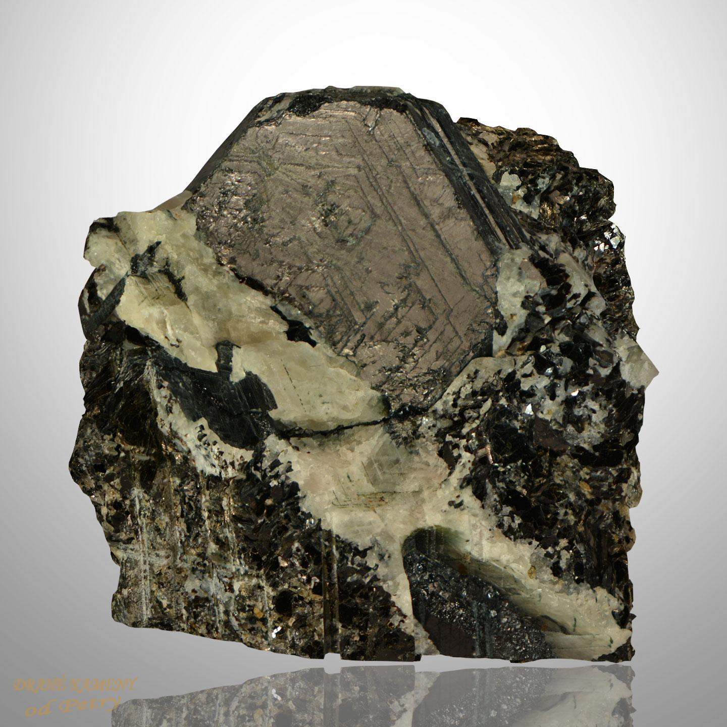 Safirín (sapphirine) z Madagaskaru 56x56mm, krystal: 33x36mm