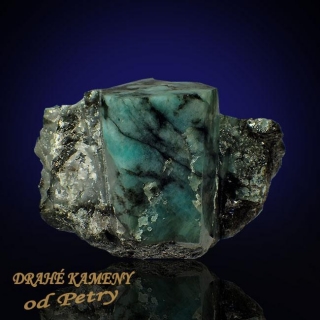 Smaragd z Brazílie 72x55mm,  Dobrušovaný krystal: 45x28mm