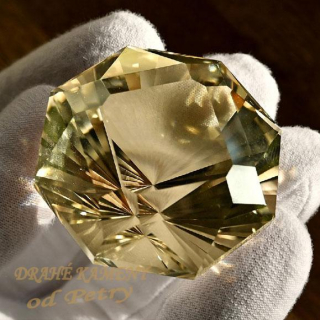 Citrín z Vysočiny 45x45x33mm Váha: 308ct