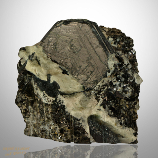 Safirín (sapphirine) z Madagaskaru 56x56mm, krystal: 33x36mm